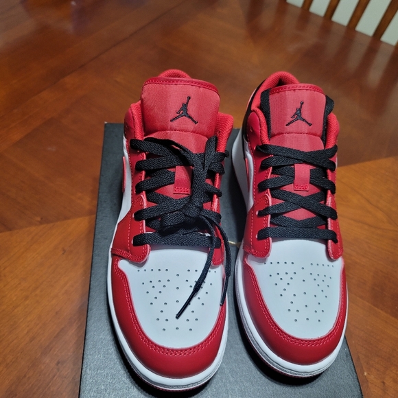 Women Jordan Low 1 Bulls - Picture 2 of 5